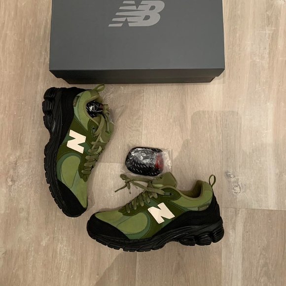 New Balance Men's Green and White Trainers size us 10